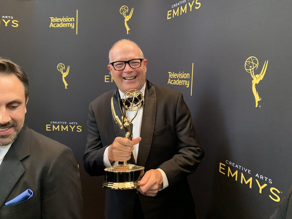 Michael Price con su premio Emmy por Los Simpson